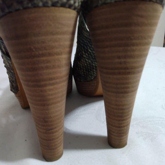 STUART WEITZMAN 100% Python PLATFORM Peep toe sling back. - Picture 3 of 5